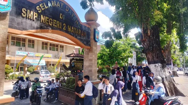 Sambut Siswa Setiap Pagi, SMPN 2 Mataram Perkuat Sekolah Ramah Anak