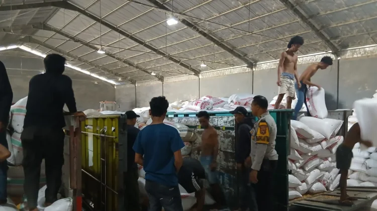 Dukung Ketahanan Pangan, Polres Bima Kota Kawal Pembongkaran Jagung