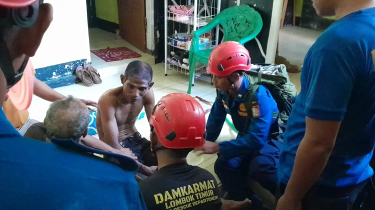 Damkarmat Lombok Timur Berhasil Evakuasi Warga Terjatuh ke dalam Sumur