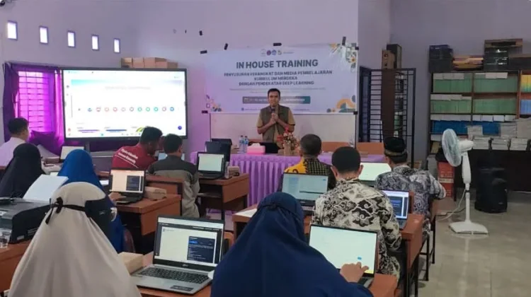 UNSA Latih Guru SMP Plus Aisyah Manfaatkan AI