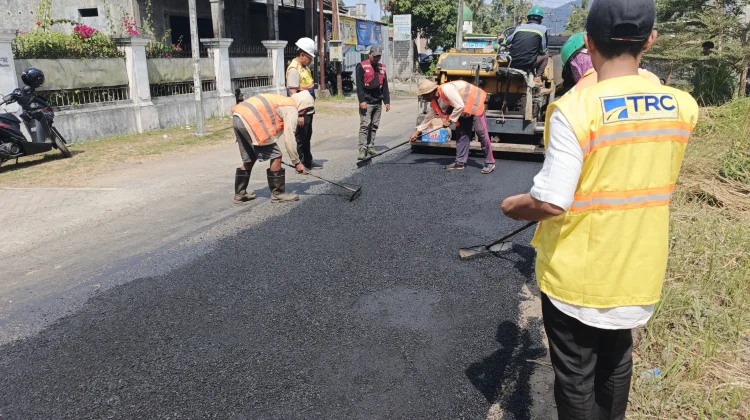 Jalan Kediri-Kuripan Kian Mulus setelah Dipoles TRC Infrastruktur NTB