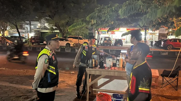 Biddokkes Polda NTB Sapa UMKM Mataram Saat Patroli Malam Minggu
