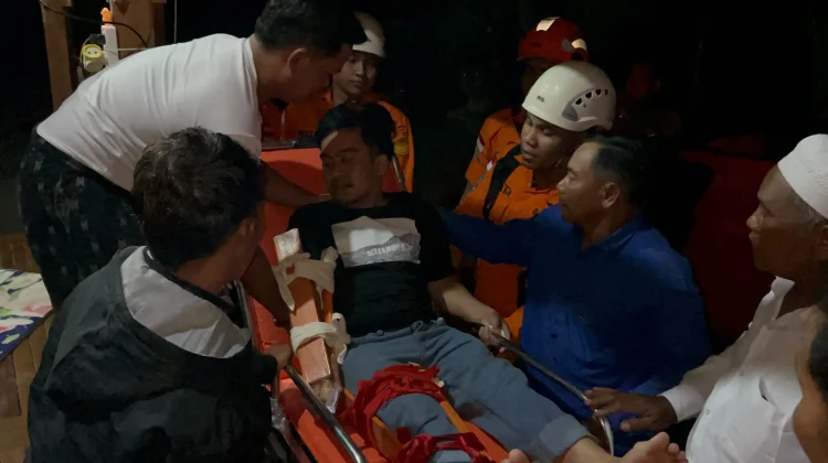 Alami Patah Tulang, Wisatawan Air Terjun Dievakuasi SAR