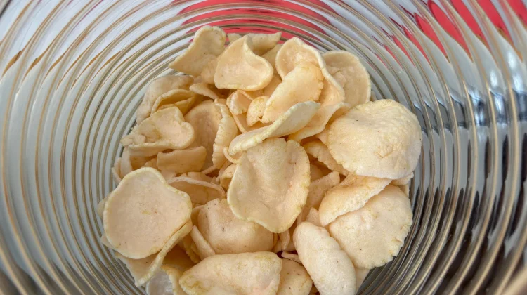Kenapa Kerupuk Selalu Hadir di Meja Makan Orang Indonesia?