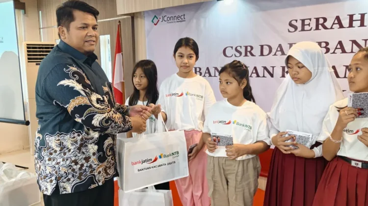 Bank NTB Syariah dan Bank Jatim Salurkan Kacamata Gratis untuk 220 Pelajar di Jatim