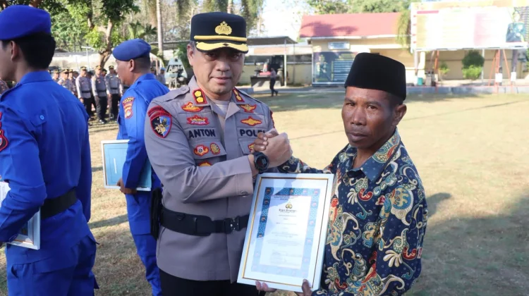 Polres Bima Beri Penghargaan Kades dan Ketua RT