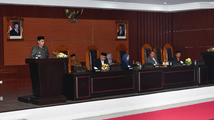 Wabup Lotim Jawab Pandangan Fraksi DPRD atas Dua Raperda Strategis