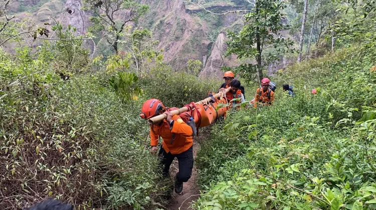 Tim SAR Gabungan Evakuasi Jenazah Pendaki yang Jatuh di Rinjani