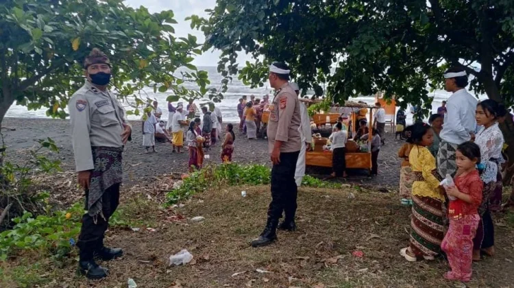 Polsek Tambora Pastikan Ibadah Melasti Berjalan Aman dan Kondusif