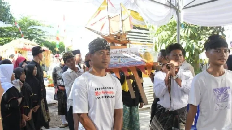 Warga Pemenang Barat Rayakan HUT Desa dengan Tradisi Sedekah Hasil Pertanian