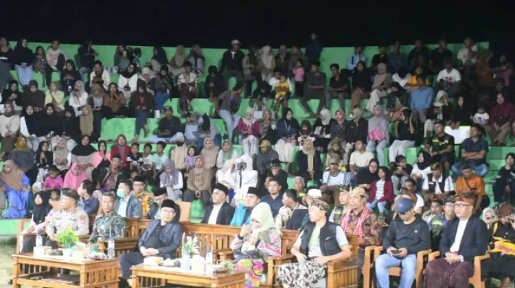 Ribuan Warga Padati Festival Seni di Kayangan