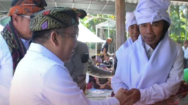 Pengukuhan Mangku di Pengembuk, Bupati Najmul Tegaskan Peran Strategis MKD