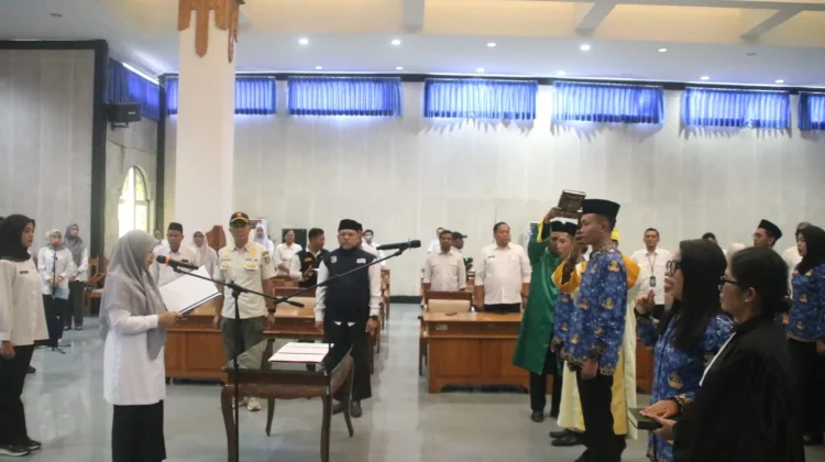 Wabup Una Lantik ASN Fungsional Tekankan Amanah dan Integritas Kerja