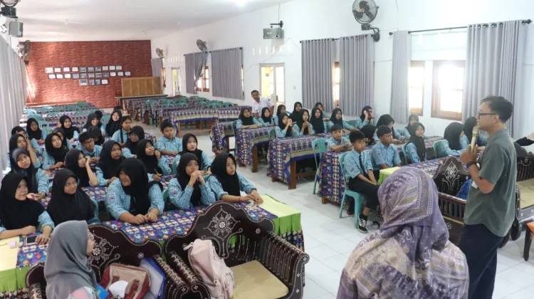 Balai Bahasa NTB Kenalkan Kamus dan Ensiklopedia Sastra di SMPN 13 Mataram