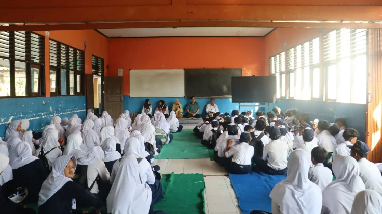 Balai Bahasa NTB Kenalkan Buku Digital Bahasa Daerah di SMPN 2 Kediri