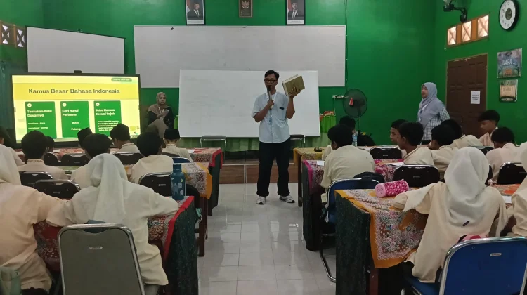 Kamus Masuk Sekolah, Balai Bahasa NTB Tingkatkan Literasi Siswa SMPN 1 Mataram