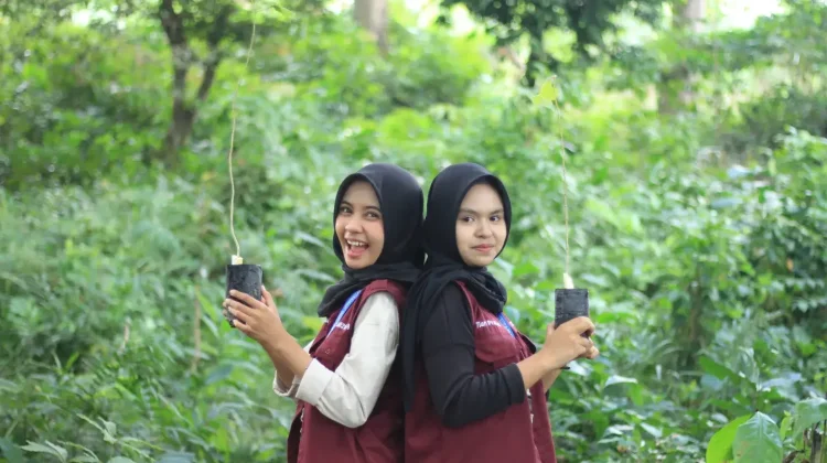 KKN Unram Gandeng Pemdes Bayan Lestarikan Hutan Adat Pengempokan