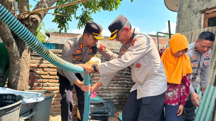 Kapolres Bima Kota dan Tim Distribusikan Air Bersih untuk Masyarakat