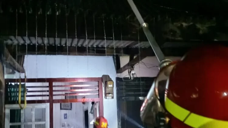 Korsleting Listrik Picu Kebakaran Rumah di Desa Rumbuk