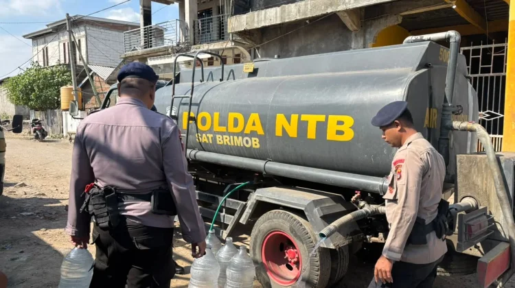 Brimob Polda NTB Salurkan Air Bersih untuk Warga Terdampak Kekeringan di Kota Bima