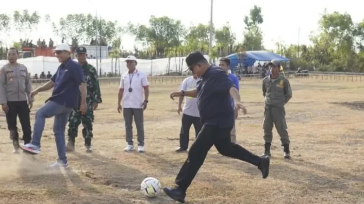 Wabup Kus Janjikan Perbaikan Lapangan Saat Buka Dasan Gelumpang Cup II