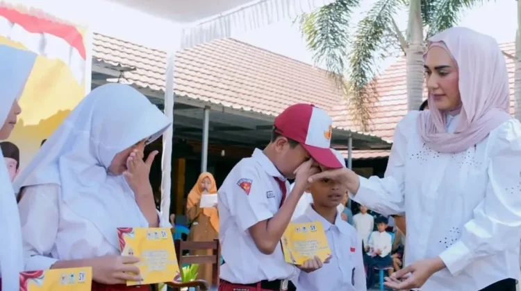 Wakil Ketua DPR RI Serahkan PIP dan Bantu Sarana Sekolah di Lotim