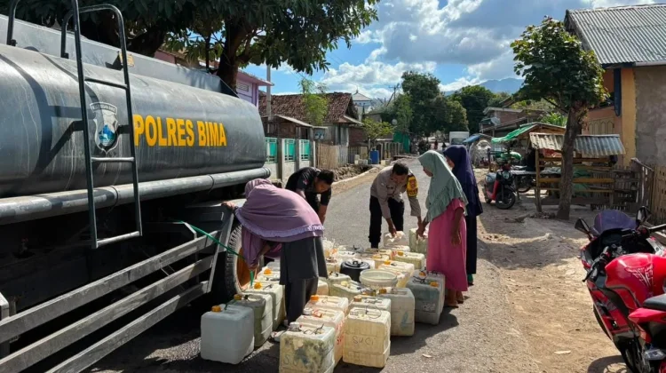 Krisis Air Melanda, Polisi Kembali Antar Bantuan ke Desa Bajo