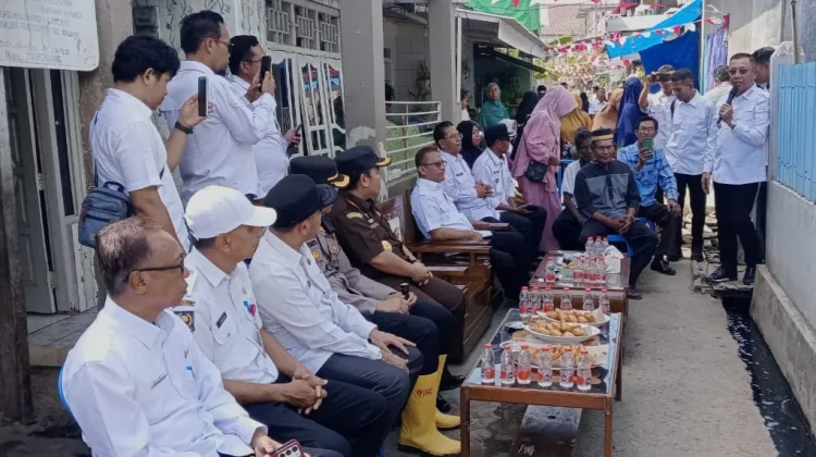 Pemkot Bima Serahkan Bantuan Peralatan bagi Nelayan Korban Kapal Tenggelam