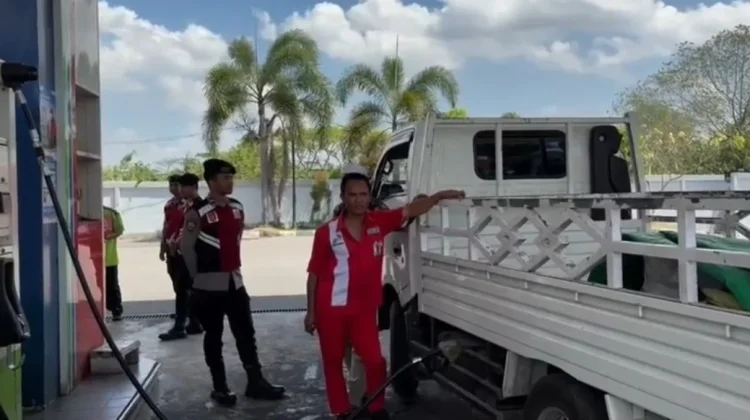 Polres Lombok Tengah Turunkan Personel di SPBU, Jaga Kelancaran Antrean BBM