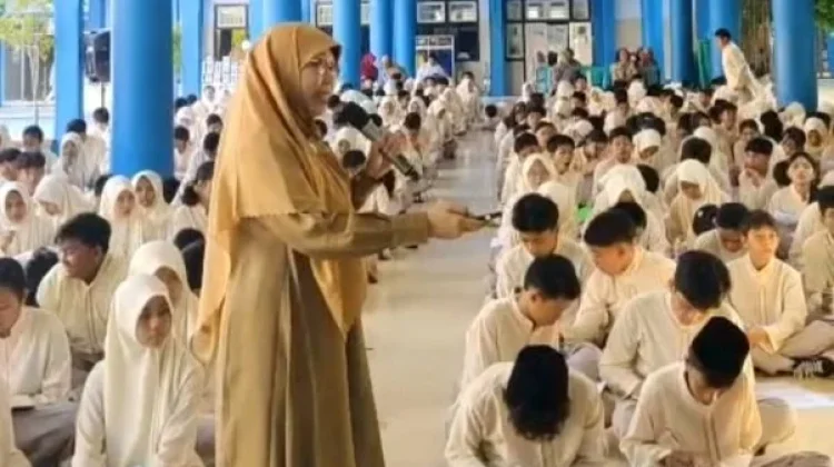 Penyuluh Agama Bekali Siswa SMPN 15 Mataram Berdakwah Santun dan Moderat