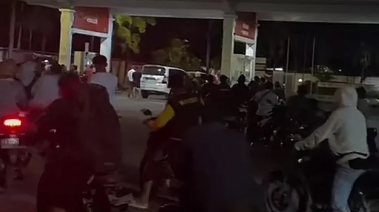 Antrean Kendaraan Masih Terjadi di Sejumlah SPBU