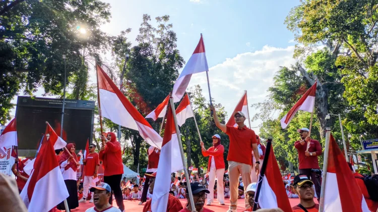 NTB Bagikan Sejuta Bendera Merah Putih, Wagub Ajak Warga Semarakkan HUT ke-81 RI