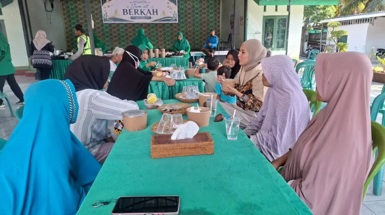Kodim Lombok Tengah Gelar Aksi Sosial, Bagikan Makanan kepada Warga