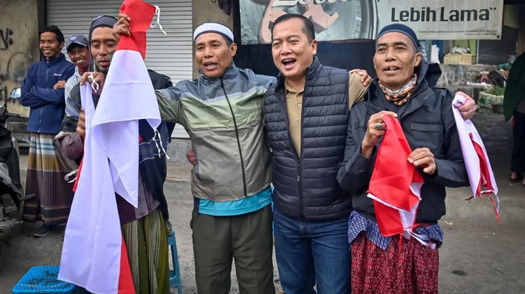 Bagikan Bendera di Sembalun, Gubernur Iqbal Cek Jalan dan Serap Keluhan Warga