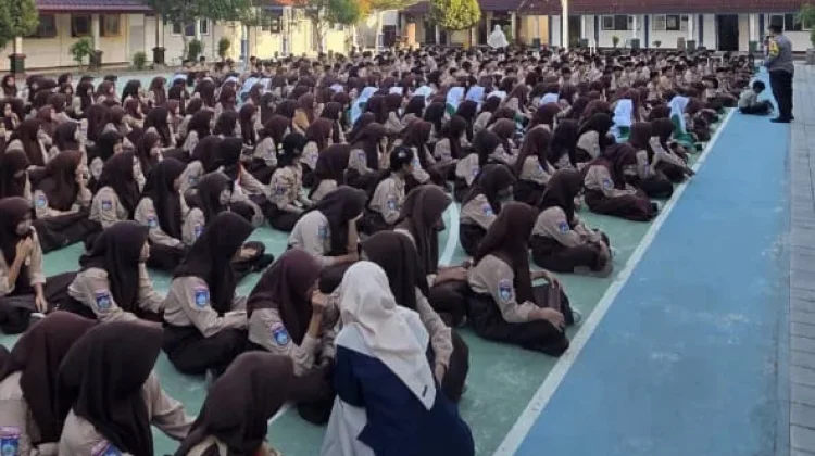 Polisi Edukasi Siswa SMPN 17 Mataram soal Tawuran dan Bullying