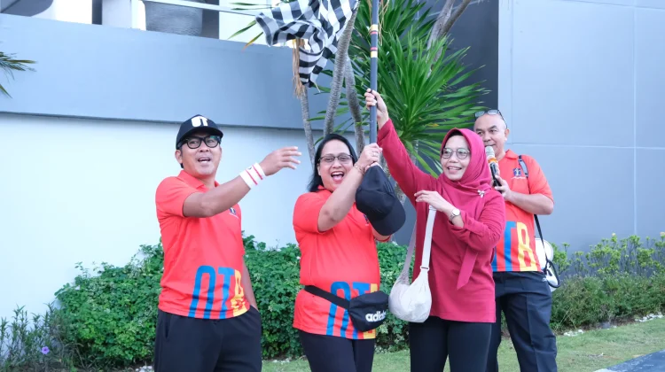 Semarak Hari Pengayoman ke-81, Kanwil Kemenkum NTB Gelar Fun Walk Bersama