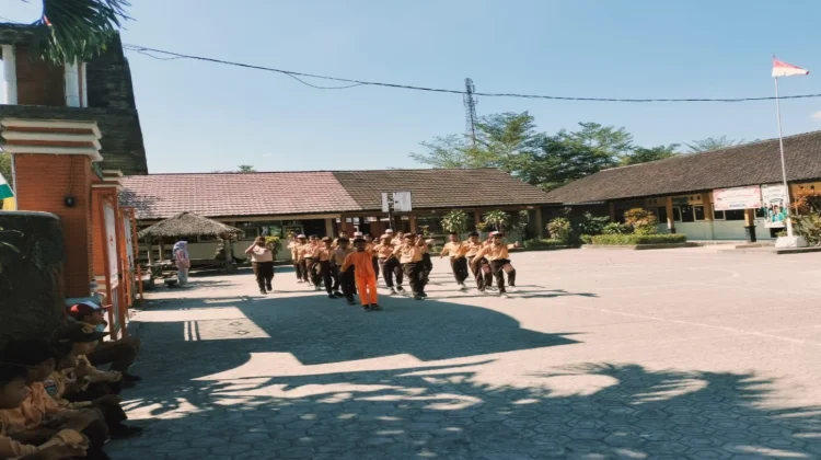 Semangat HUT ke-81 RI, Siswa SDN 1 Kopang Antusias Latihan Gerak Jalan