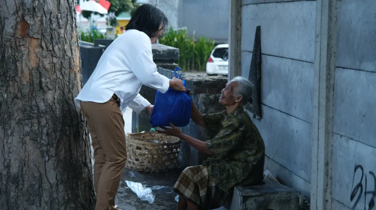 Kanwil Kemenkum NTB Salurkan Bansos Sambut Hari Pengayoman ke-81