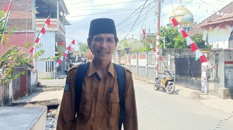 Jelang HUT RI ke-81, Warga Sesela Sulap Limbah Plastik Jadi Hiasan Merah Putih