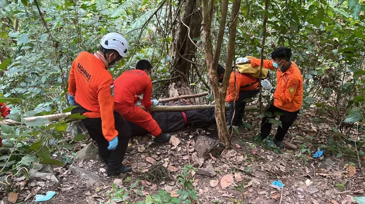 Tim SAR Evakuasi Jenazah tanpa Identitas dari Bukit Terengan Lombok Utara