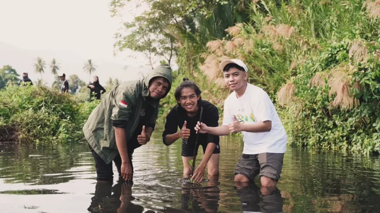 Tanam Mangrove dan Bersihkan Pantai Jadi Program KKN PMD UNRAM