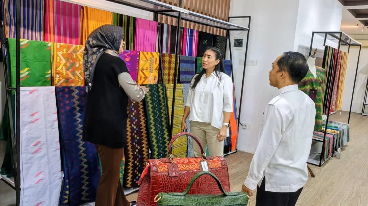 Keponakan Prabowo Borong Produk UMKM NTB di Bale Kita