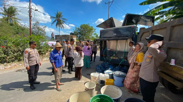 Kekeringan Melanda Pelambik, 8.000 Liter Air Bersih Disalurkan