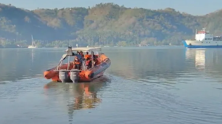 Perluas Penyisiran, Tim SAR Terus Cari Lima Korban Kapal Terbakar di Selat Lombok