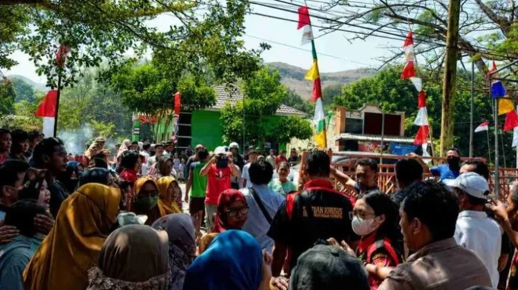 Warga Hadang Penyidik Kejari Dompu Saat Geledah Kantor Desa Tekasire