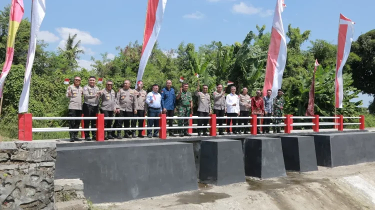 Jembatan Merah Putih Diresmikan Kapolri, Kapolda NTB Gelar Bakti Kesehatan