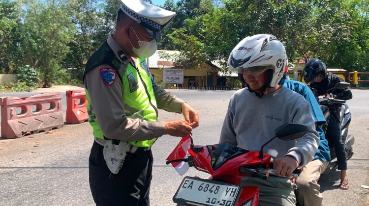 Merah Putih Berkibar di Jalan Raya, Satlantas Polres Bima Ajak Warga Semarakkan HUT