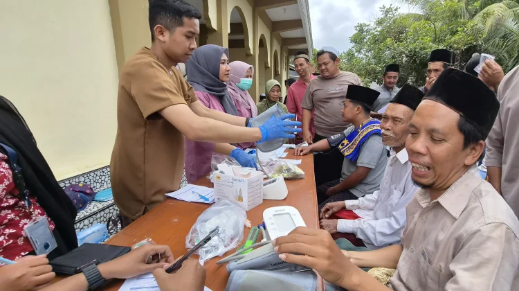 Warga Langko Timuq Antusias Ikuti Pemeriksaan Kesehatan Gratis