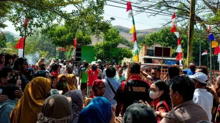 Jaksa Dompu Diludahi-Dipukuli Warga saat Geledah Kantor Desa Tekasire