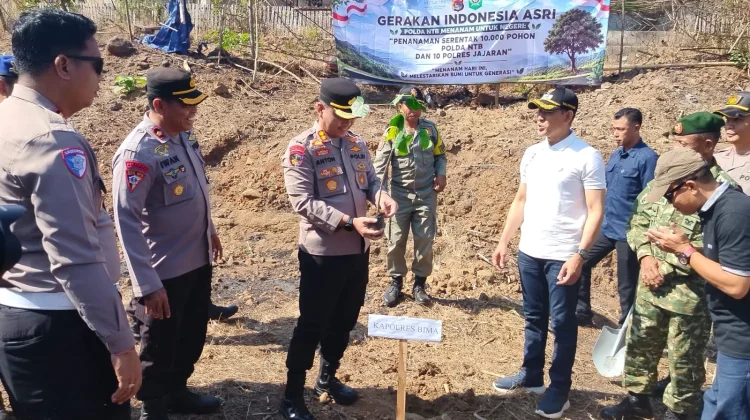 Lawan Panas dan Kekeringan, Kapolres Bima Anton Ajak Warga Menanam